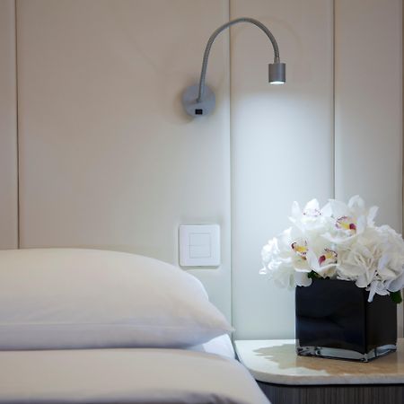 Silka Seaview Hotel Хонконг Екстериор снимка