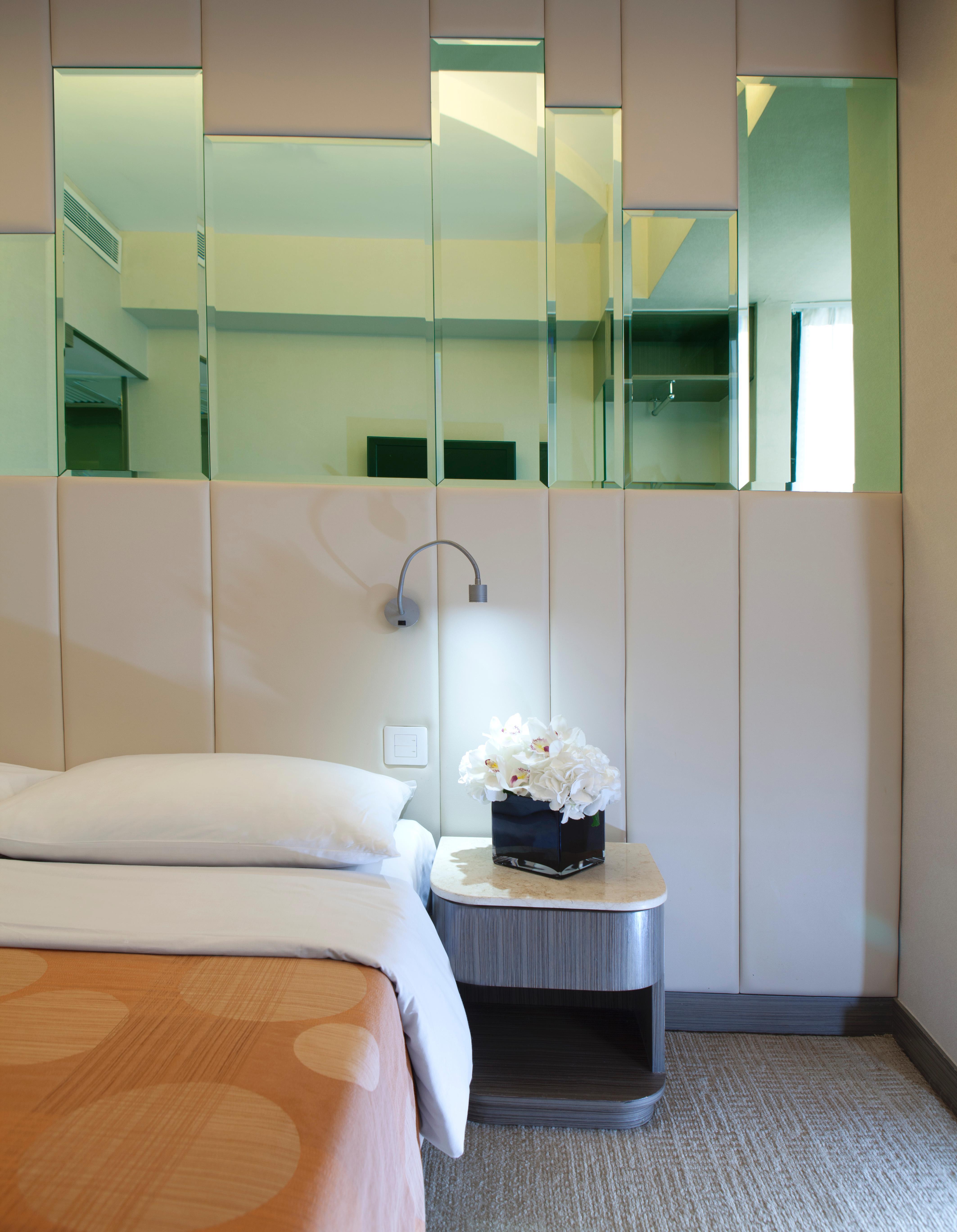 Silka Seaview Hotel Хонконг Екстериор снимка